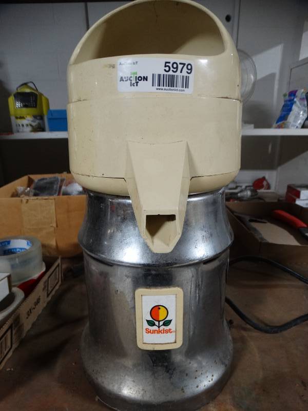 lot 5979 image: Sunkist Model-8-R commercial juicer