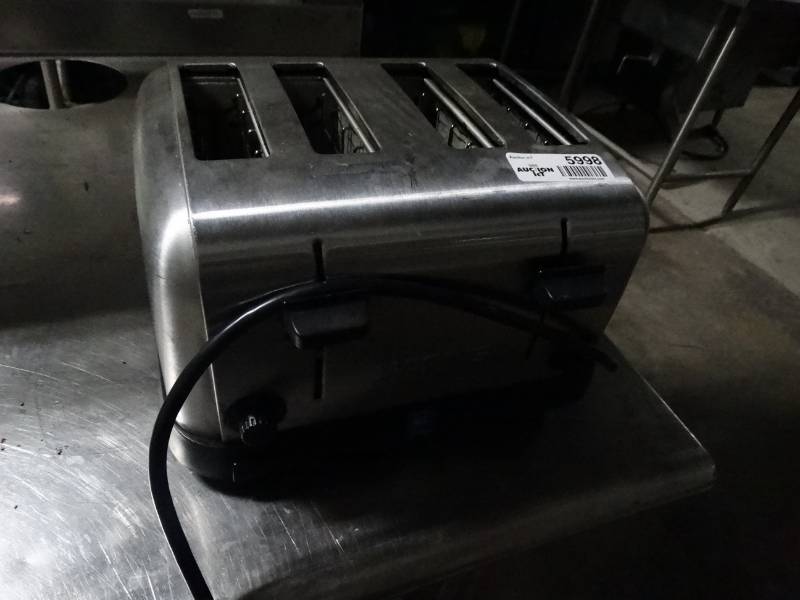 lot 5998 image: Waring 4 slice ss toaster