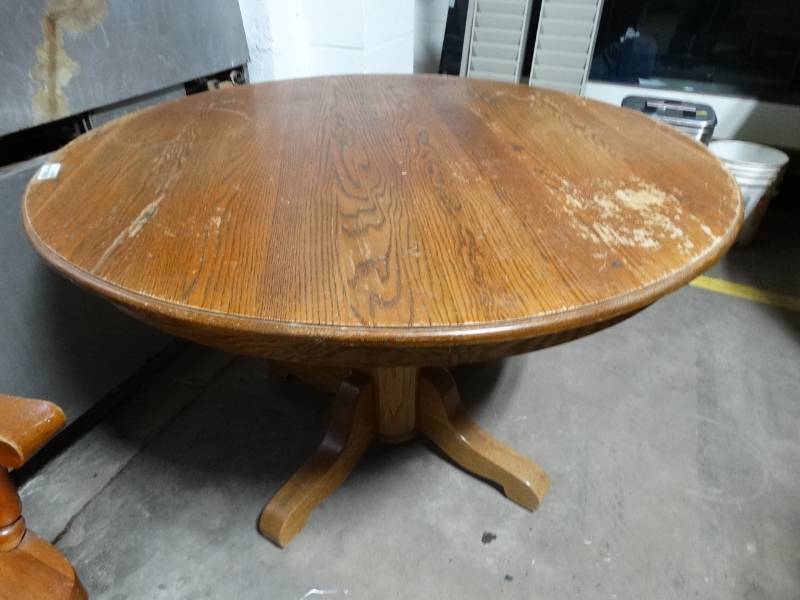 lot 14000 image: Round oak dining table