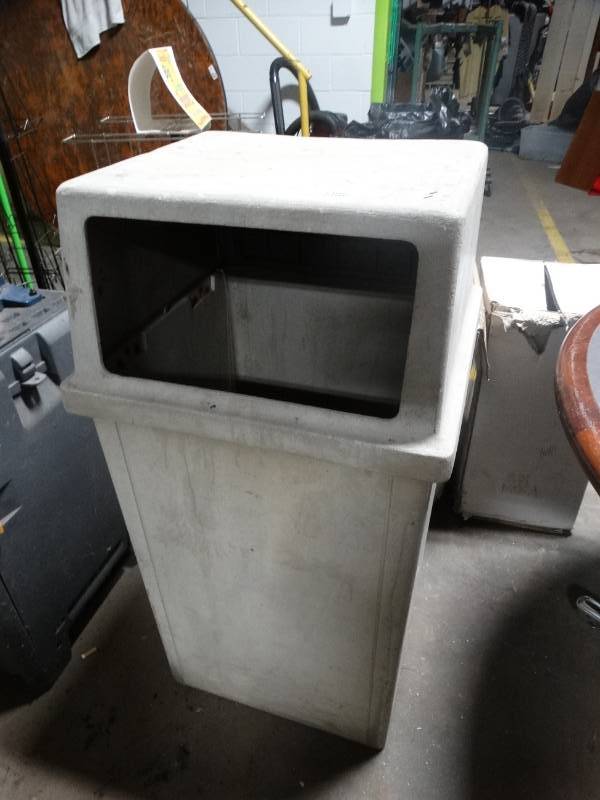 lot 14007 image: Commercial trash can