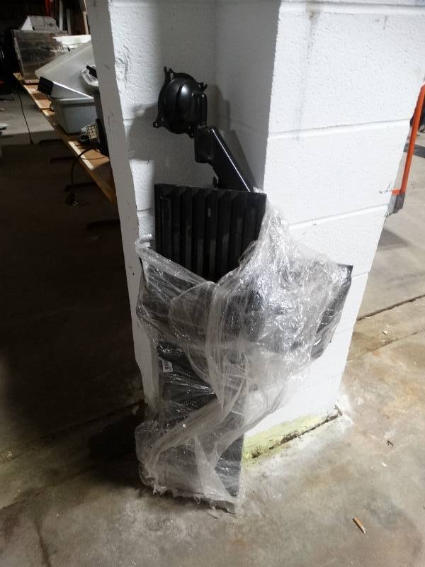 lot 14011 image: Tv wall mount for large Tv