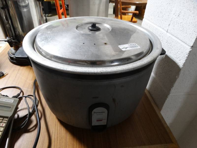 lot 14022 image: Panasonic 7 cup rice cooker