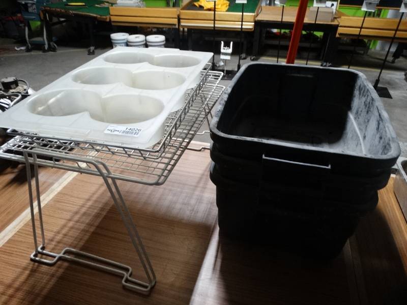 lot 14026 image: Bus tubs & metal racks