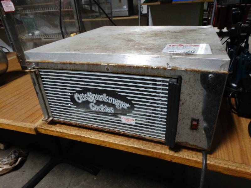 lot 14029 image: Otis Spunkmeyer cookie oven w pans