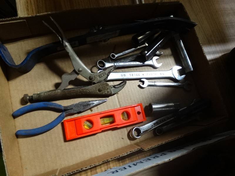 lot 14037 image: Nail bar & various tools