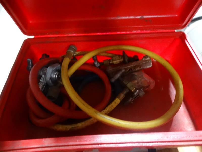 lot 14048 image: Refrigeration gauges in case