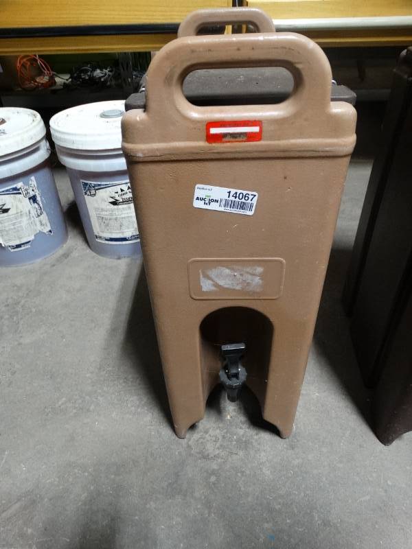 lot 14067 image: Insulated catering drink dispenser w lid