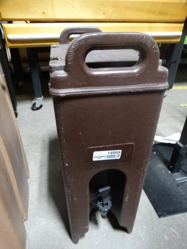 lot 14068 image: Insulated catering drink dispenser w lid