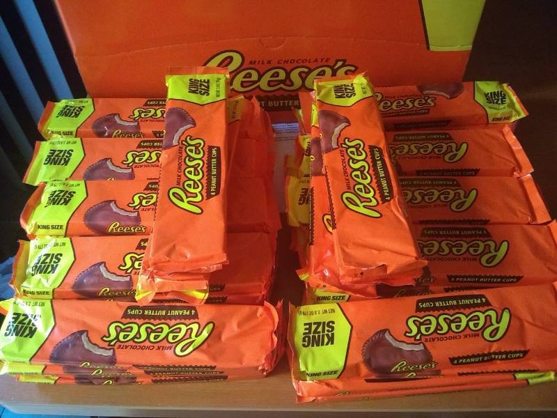 lot 4 image: Display box of 144 king size Reeces peanut butter cups