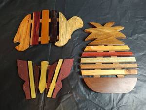 lot 14 image: Wooden Trivet Set from Costs Rica