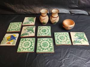 lot 24 image: Mexican Chihuahua Pottery and Handpainted Tile Set