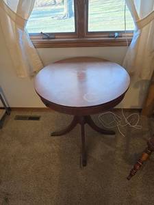 lot 50 image: Traditional Round Mahogany Accent Table with Drawer