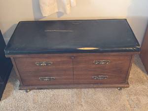 lot 59 image: Lane Cedar Record Storage Chest