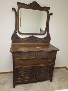 lot 70 image: Antique Solid Oak Dresser with Beveled Mirror