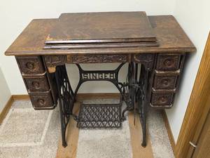 lot 72 image: Singer Treadle Sewing Machine Cabinet