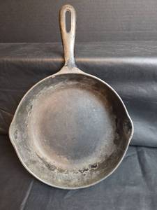 lot 205 image: 8 Inch Cast Iron Skillet with Open Keyhole Handle