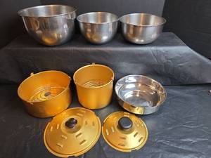 lot 216 image: Stainless Steel Nesting Mixing Bowl Set and Bread N Cake Bake Pan