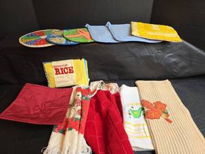 lot 246 image: Kitchen Linens and Pot Holders