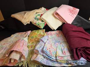 lot 249 image: Tablecloths - Round & Rectangle