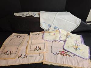 lot 253 image: Hand Embroidered Peacock and Floral Linens