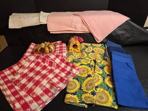 lot 255 image: Mixed Linen Napkin Collection with Wooden Rings