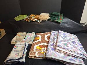 lot 256 image: Mixed Lot of Decorative Cloth Napkins and Vinyl Tablecloths
