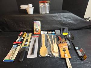 lot 260 image: NEW Kitchen Utensils Collection with Salt and Pepper Set