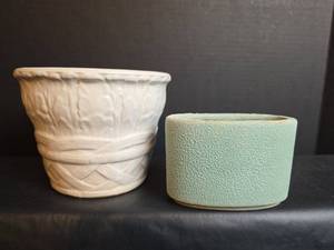 lot 273 image: Marked USA White Ceramic and Turquoise Pottery Bowl