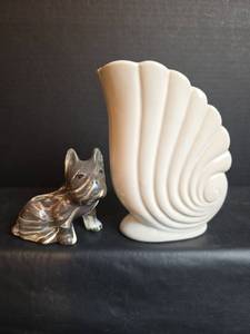 lot 275 image: Vintage Art Deco Shell Vase with Dog Planter Figurine