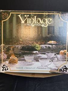 lot 279 image: Anchor Hocking 8 Piece Glass Snack Set