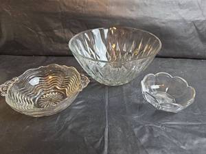 lot 280 image: Vintage Clear Glass Bowls