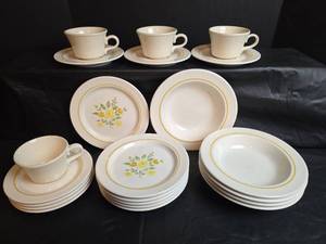 lot 284 image: Vintage 22ct Yellow USA Dinnerware