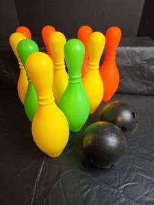 lot 300 image: Plastic Bowling Set with Pins and Balls