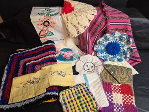 lot 324 image: Collection of handcrafted textiles including embroidered linens, crocheted potholders, Rug and More