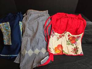 lot 325 image: Mid-Century Kitchen Apron Collection- Waist Tie