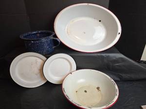lot 329 image: Enamelware Collection