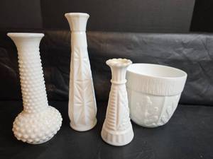 lot 330 image: Milk Glass Bud Vase Collection