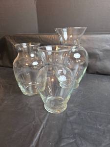 lot 331 image: Clear Glass Bud Vase Set of 3