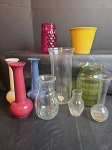 lot 332 image: Mixed Glass Vase Collection