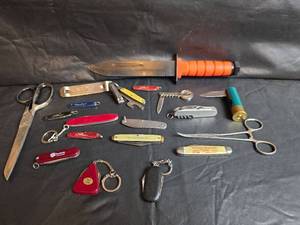 lot 346 image: Mixed Pocket Knife Collection with Combat Knife