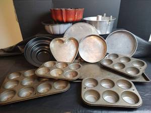 lot 354 image: Baking Pan Collection with Bundt and Heart Molds