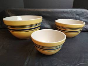 lot 402 image: Gibson Everyday Mixing Bowls with Blue Stripes