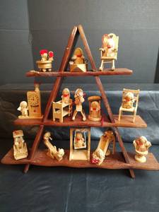 lot 407 image: Vintage Russ Berrie Wooden Display Shelf with Handcrafted Wooden Figurines