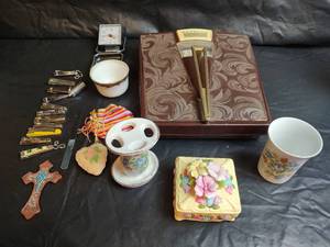 lot 409 image: Vintage Detecto Bathroom Scale and Bathroom Accessories