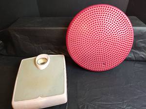 lot 413 image: Mid Century Pink Bathroom Scale and Isotonics Balance Ball