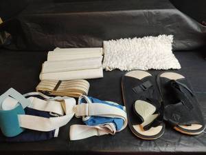 lot 417 image: Medical Post-Surgery Recovery Kit with Walking Sandals
