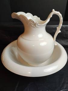 lot 422 image: VINTAGE K.T. & K China White Porcelain Pitcher and Basin Set