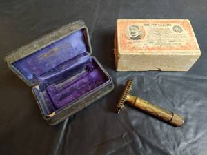 lot 438 image: Vintage 1920 Gillette New Standard Gold Safety Razor Set with Original Box