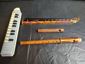 lot 443 image: Hohner Melodica Student & Musical Instrument Set, Original Clarks Penny Whistle, Wooden Recorder and More