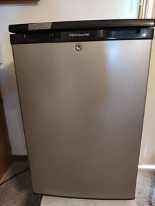 lot 472 image: Frigidaire Mini Refrigerator with Freezer, 21.5 x 21.5 x 34